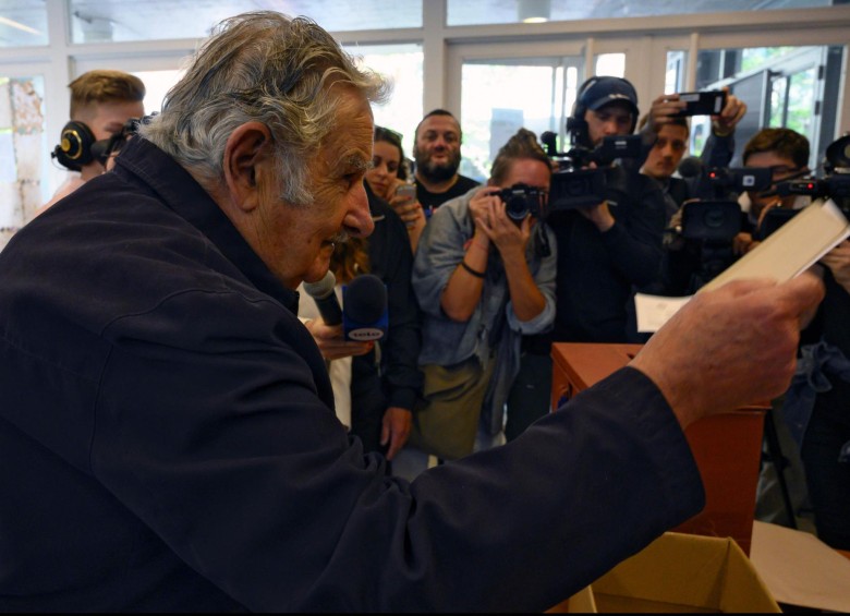 El expresidente de Uruguay José Mujica votó el domingo en un colegio electoral en Montevideo durante las elecciones generales de ese país. Foto AFP