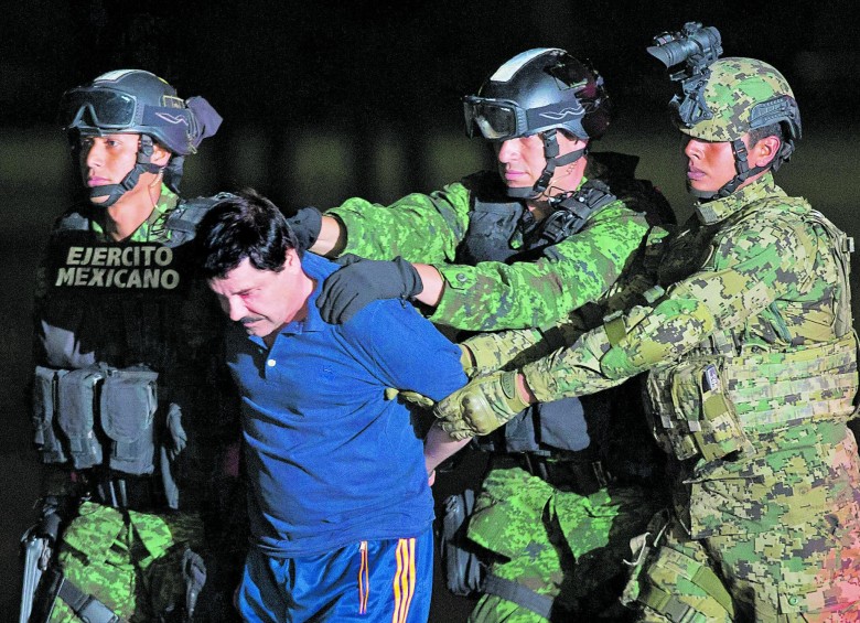 “El Chapo” Guzmán fue presentado a los medios de comunicación del mundo el viernes en la noche fuertemente custodiado. FOTO ap
