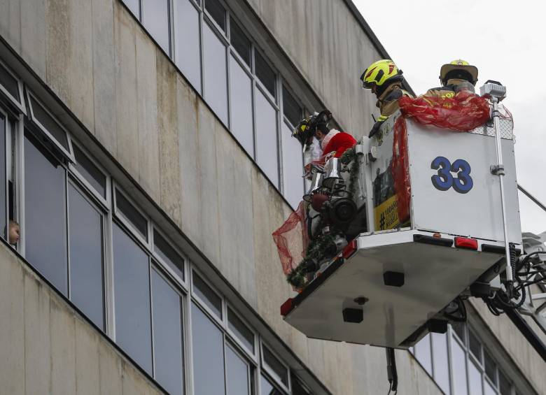 Papá Noel bombero visitó camilla de los más pequeños en el San Vicente