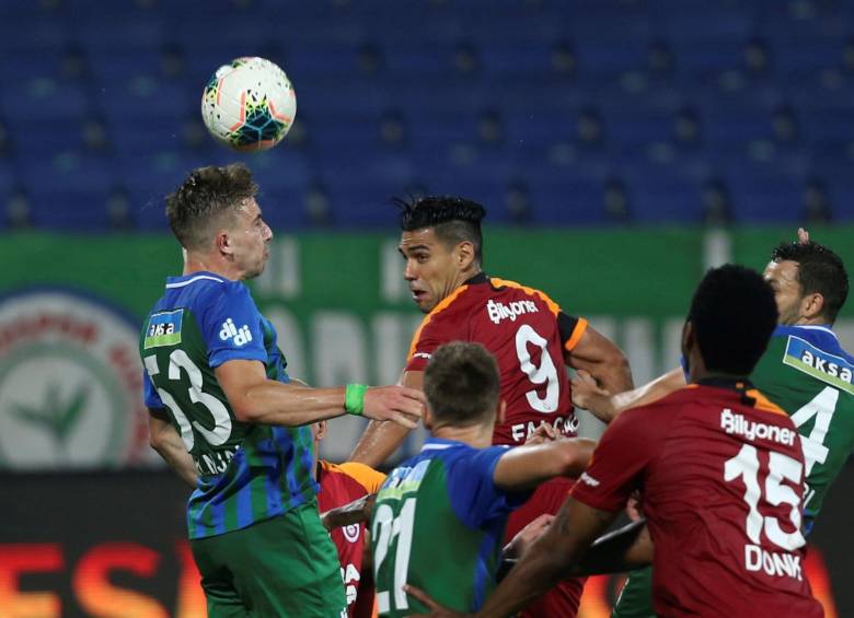 Falcao intentó por varías vías abrir el marcador de su club, pero estuvo bien marcado por la defensa del Rizespor. FOTO EFE 