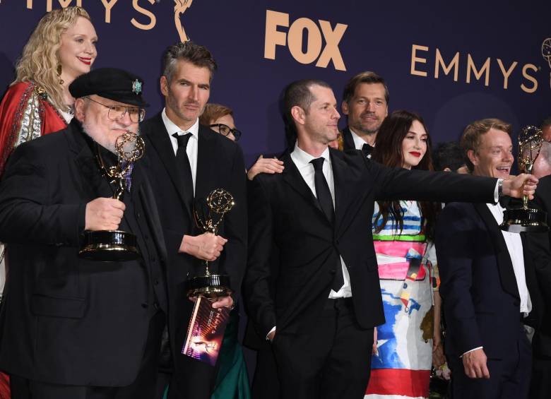 El equipo de Game of Thrones luego de la ceremonia. FOTO: AFP