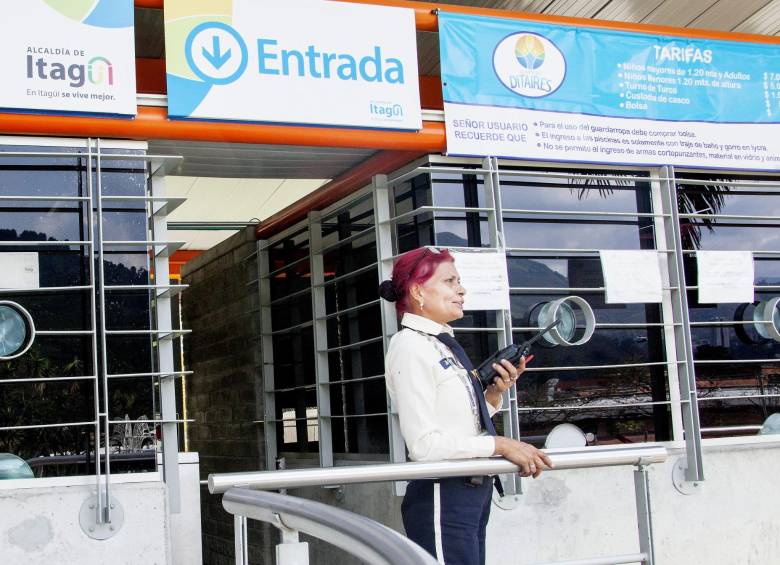 Las puertas cerradas del Acuaparque Ditaires. Un espacio del que se ha tenido que privar la comunidad de Itagüí; esta vez por más de dos meses. FOTO mario valencia