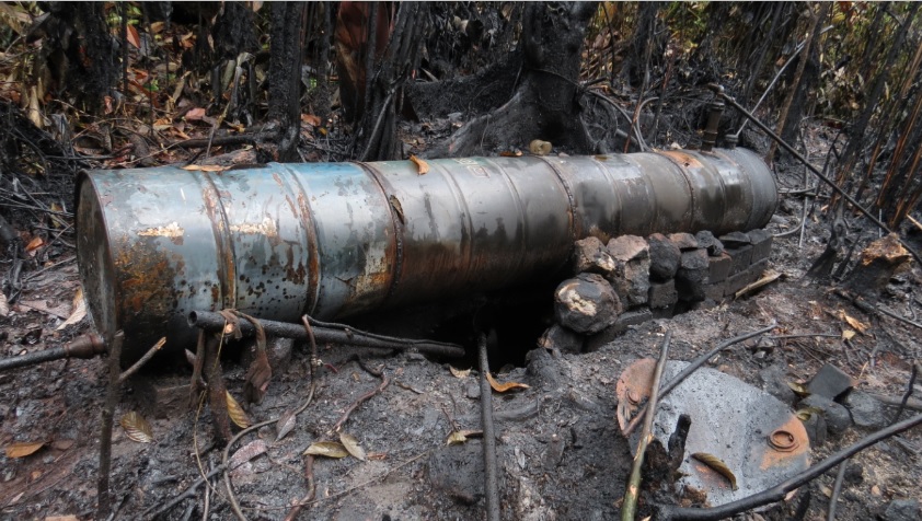 Estos son los tanques (marcianos) que se emplean para refinar el crudo robado, mediante la combustión. FOTO: Cortesía.