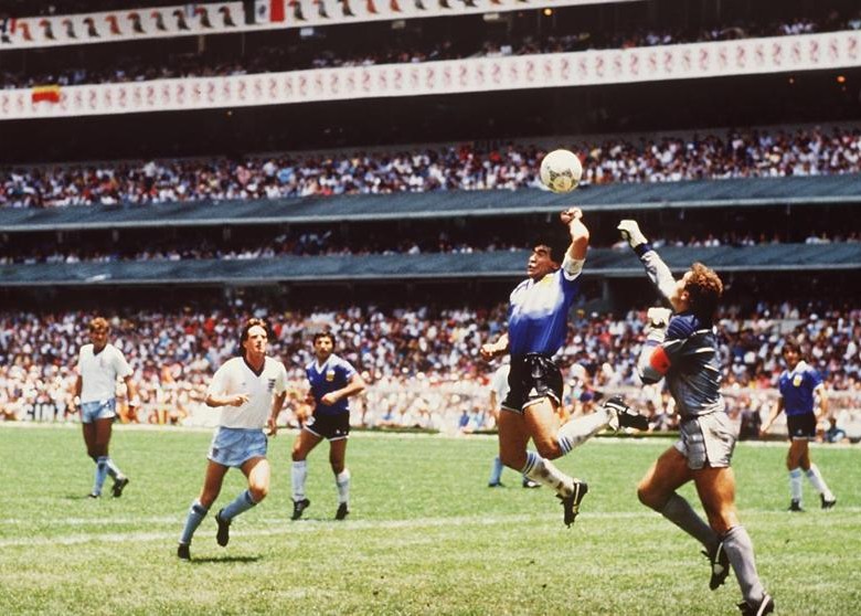 Imagen del momento de la primera anotación de Maradona ante Inglaterra en el partido de cuartos de final del Mundial 1986. FOTO GETTY