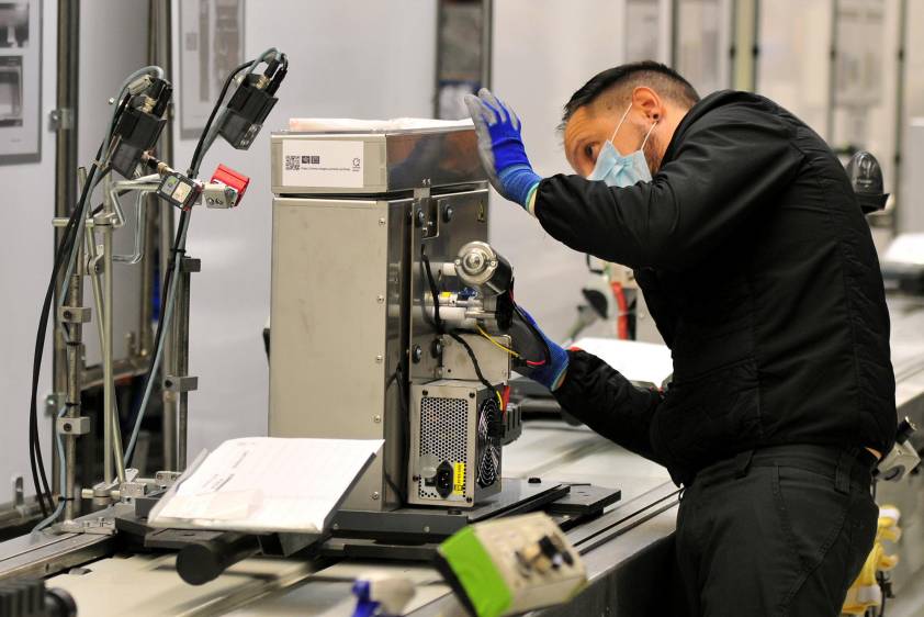En la fábrica de Seat en España hacen respiradores. FOTO Getty images