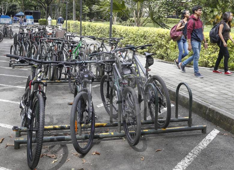 Una de las recomendaciones de las autoridades para prevenir los hurtos es invertir en un buen elemento de seguridad, como candados en forma de “u” invertida. FOTO Manuel Saldarriaga
