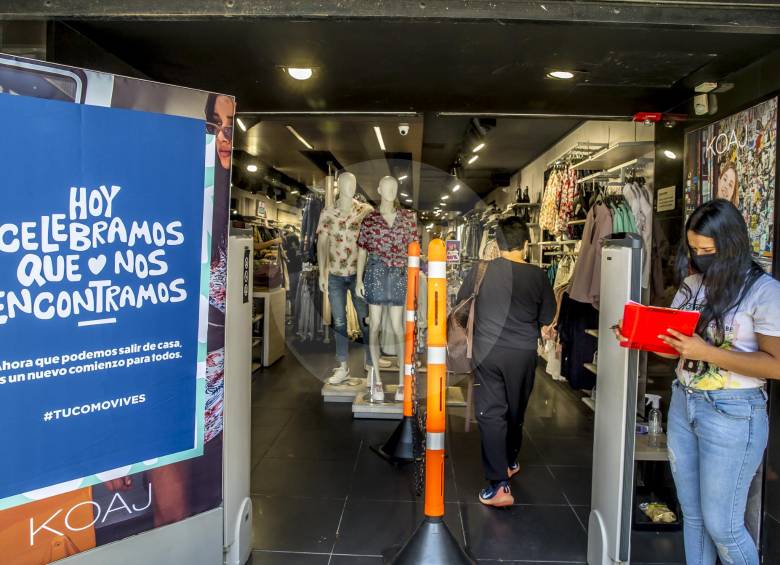 Los analistas recomiendan fortalecer las medidas de autocuidado y evitar salir si no se trata de una necesidad esencial. FOTO Juan Antonio Sánchez