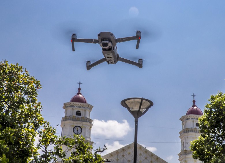 Los drones son piloteados actualmente por miembros de la Aviación de la Policía, los cuales prestan su servicio a la Policía Metropolitana del Valle de Aburrá. FOTOS Juan Antonio sánchez Y CORTESÍA