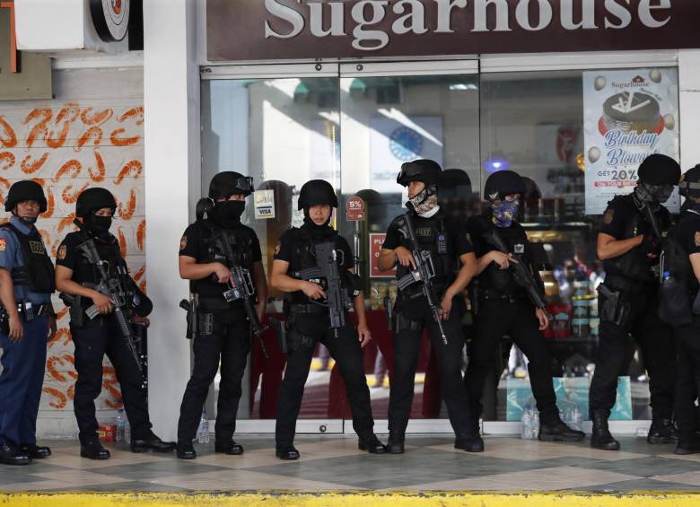 La Policía acordonó el sitio y logró la liberación de los retenidos. FOTO EFE