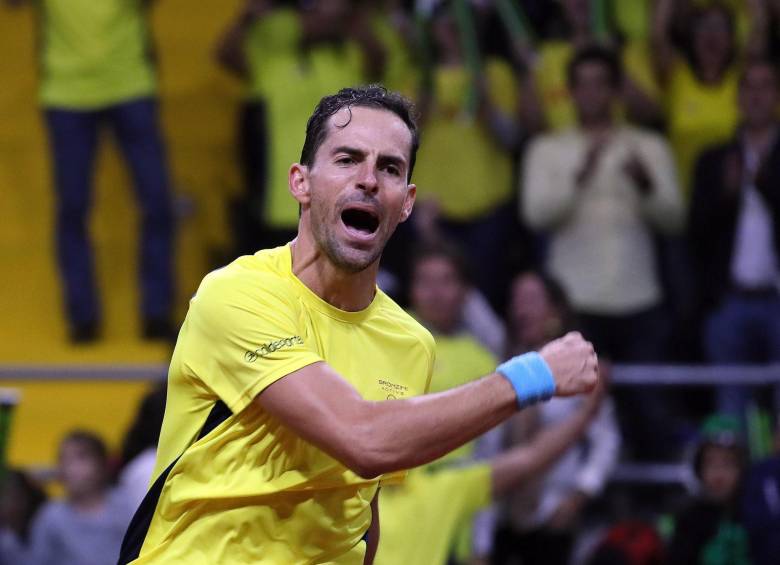 Santiago Giraldo y la celebración del primer triunfo de Colombia sobre Suecia en la serie de Copa Davis. FOTO EFE