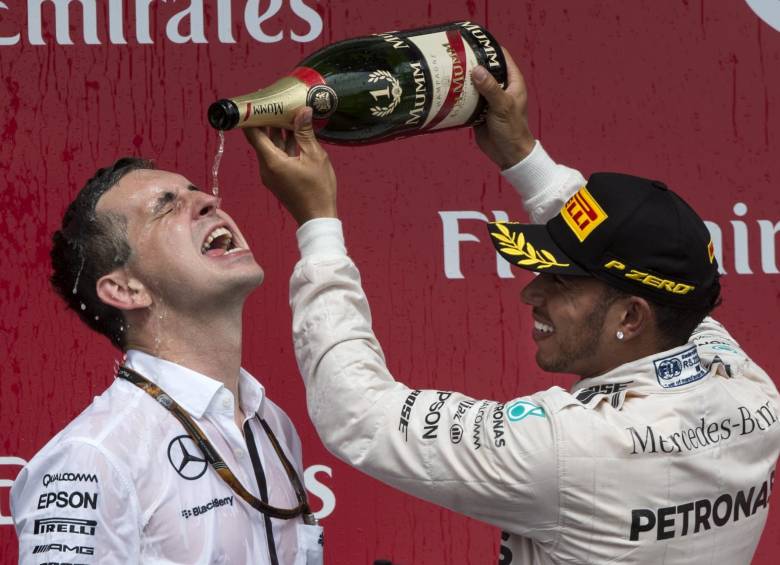 Lewis Hamilton celebra con su igneniero Riccardo Musconi. FOTO ap