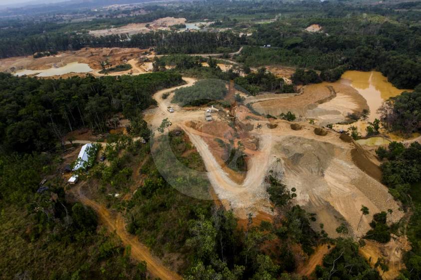 45 mil personas trabajan en estas explotaciones antioqueñas ubicadas en Caucasia, El Bagre, Tarazá y Cáceres, donde además hay 86 quemadores de oro y mercurio. Cinco empresas tienen título minero, pero el 80 % de las minas no están en procesos de formalización. Foto: Donaldo Zuluaga Velilla