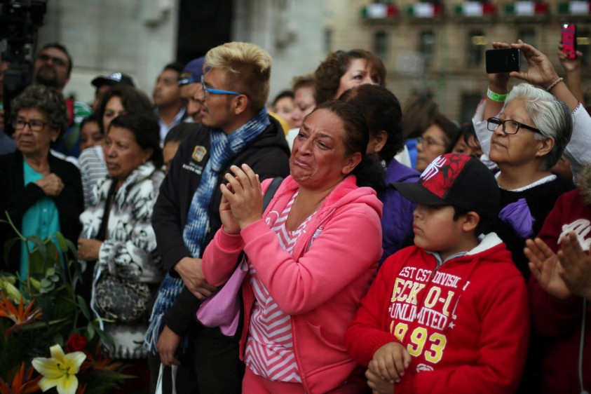 Muchos fanáticos continúan llorando la partida del divo de Juárez. FOTO Reuters