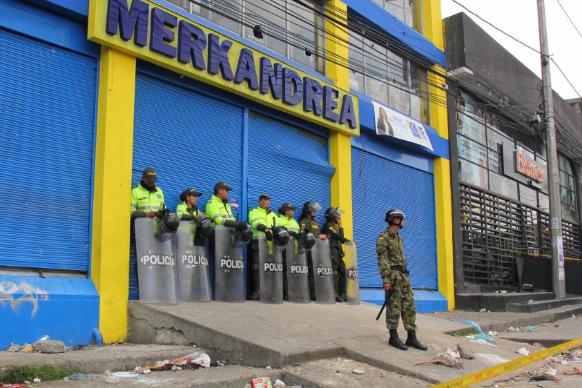 Desordenes en el sur de Bogotá por intento de saqueo en supermercados Merkandrea, que son objeto de extensión de dominio por la fiscalía, por supuestamente ser de las Farc. FOTO: Colprensa