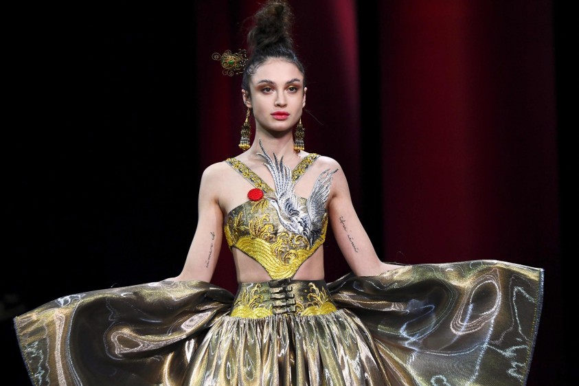 Una modelo presenta una creación de Guo Pei durante el desfile de modas de la colección de Alta Costura de Primavera y Verano 2019 en París. Foto: AFP.
