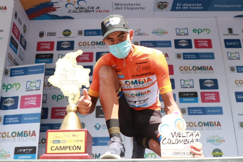 El campeón mostró los trofeos de la general y mejor sub-23 de la Vuelta a Colombia. FOTO CORTESÍA FEDECICLISMO 