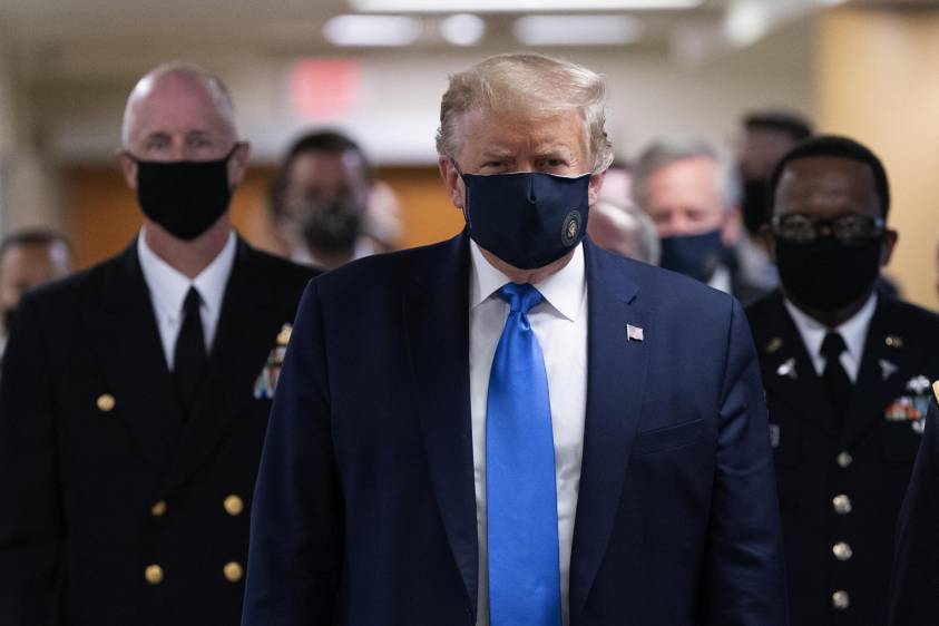 Imagen del magnate usando el tapabocas, captada durante su visita a un hospital militar. Su país tiene 3,2 millones de contagios y reportó rebrotes en varias ciudades el fin de semana. FOTO EFE
