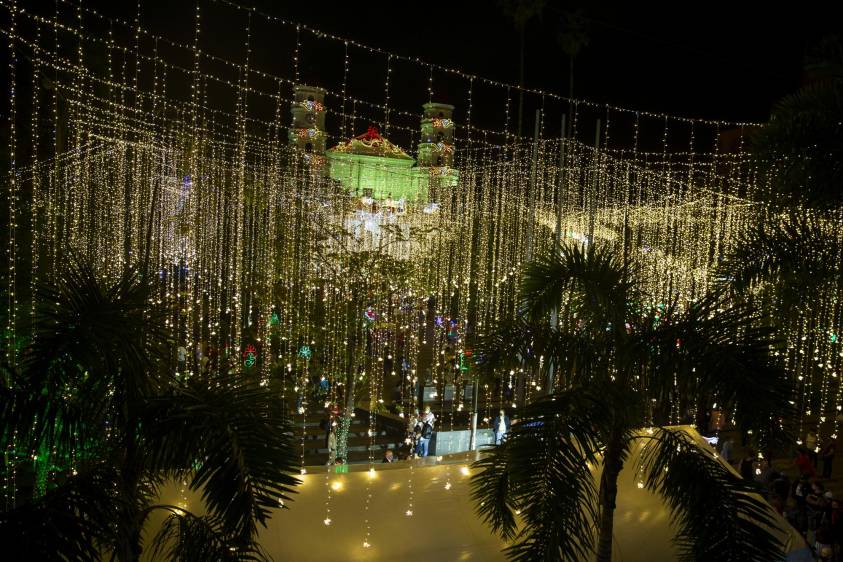 Envigado encendió hoy miércoles 18 de noviembre su alumbrado navideño, convirtiéndose en el primer municipio de Área Metropolitana en iluminar de colores sus calle y parques. Foto: Esteban Venegas.