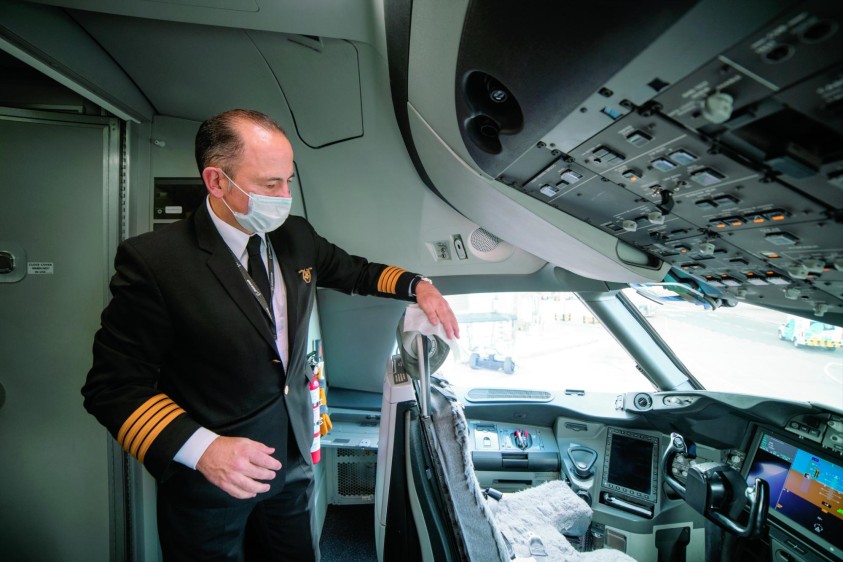 Hasta los pilotos en sus cabinas adoptan las medidas de desinfección y uso de tapabocas requeridos tanto dentro como fuera de los aviones. FOTO cortesía avianca