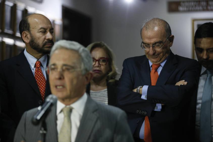 Uribe afirmó que es mejor lograr ese pacto en vez de pasar a un escenario de pulsos políticos, pero ante la propuesta surgieron preocupaciones. FOTO COLPRENSA