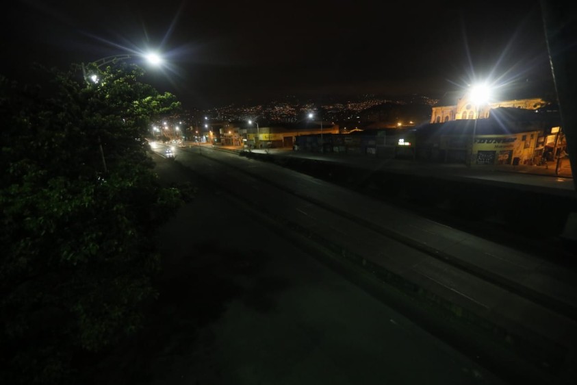 Avenida San Juan, en la noche. Foto Camilo Suárez