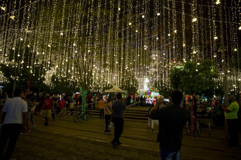 Envigado encendió hoy miércoles 18 de noviembre su alumbrado navideño, convirtiéndose en el primer municipio de Área Metropolitana en iluminar de colores sus calle y parques. Foto: Esteban Vanegas.