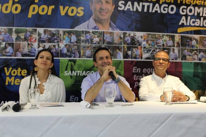 Maria Fernanda Galeano, exsecretaria de Desarrollo Económico; Santiago Gómez, candidato a la Alcaldía de Medellín, y Luis Guillermo Patiño, exsecretario de Educación. FOTO: Cortesía