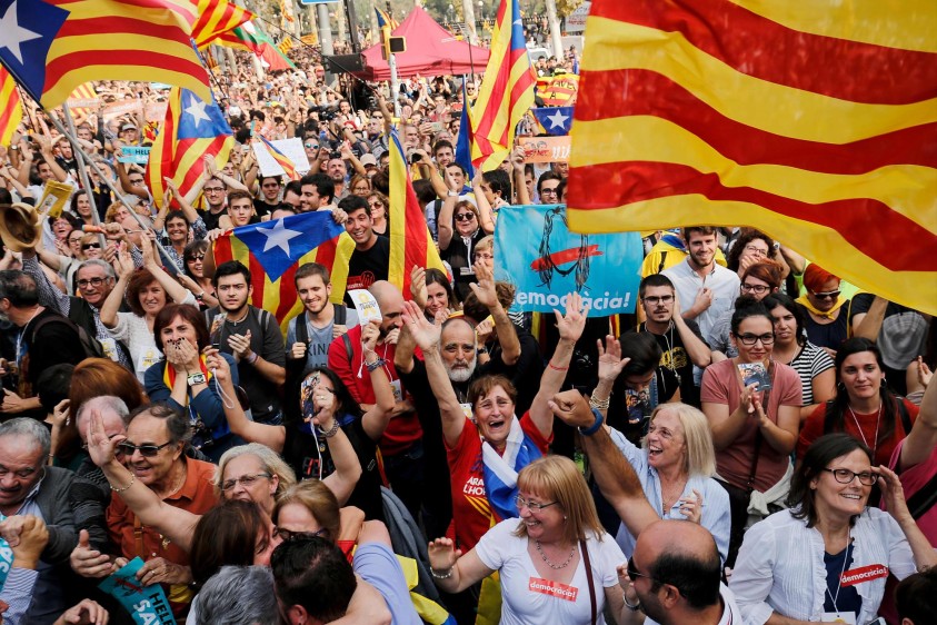 Miles de catalanes que están de acuerdo con la independencia salieron a celebrar al centro de Barcelona. FOTO AFP