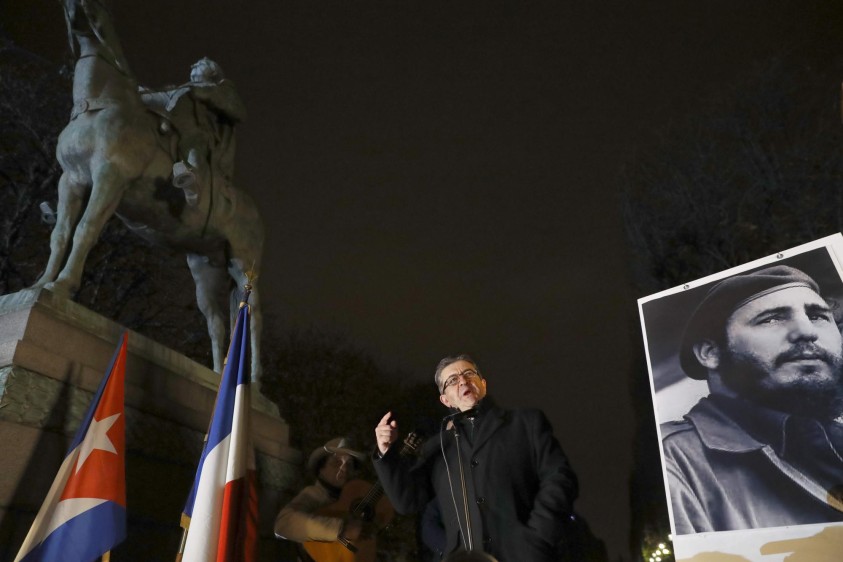 Jean-Luc Melenchon, líder del PG en Francia, habló en una ceremonia en París donde se rindió tributo a Castro cerca de la estatua de Simón Bolívar. FOTO AFP 