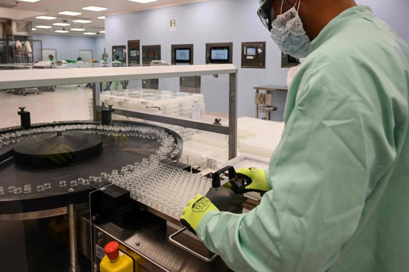 La Universidad de Oxford anunció este sábado que se retomarán las pruebas de la vacuna. FOTO AFP
