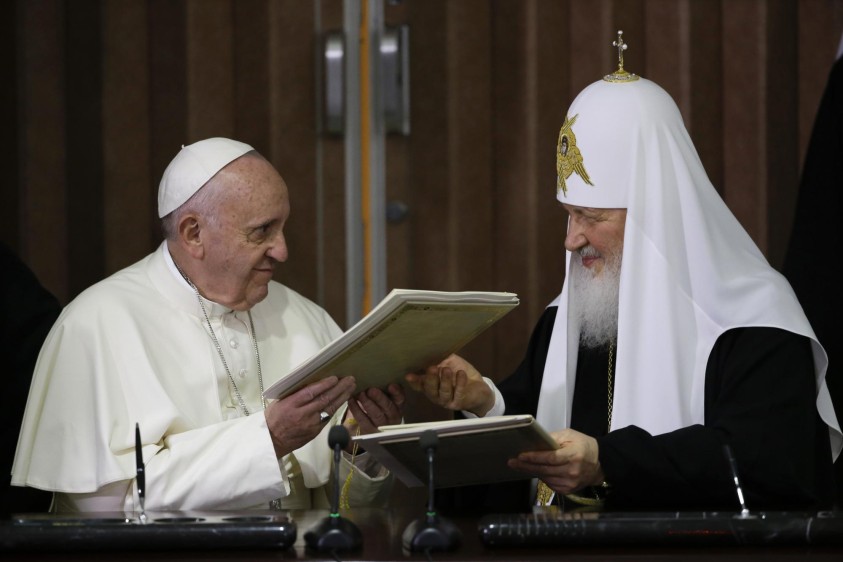 Los líderes religiosos tras la reunión y firma del documento el Papa Francisco agradeció a Kiril su “humildad fraterna” y subrayó que ambos estuvieron de acuerdo en que la “unidad se hace caminando” y en “una serie de iniciativas viables” de colaboración. FOTO AP