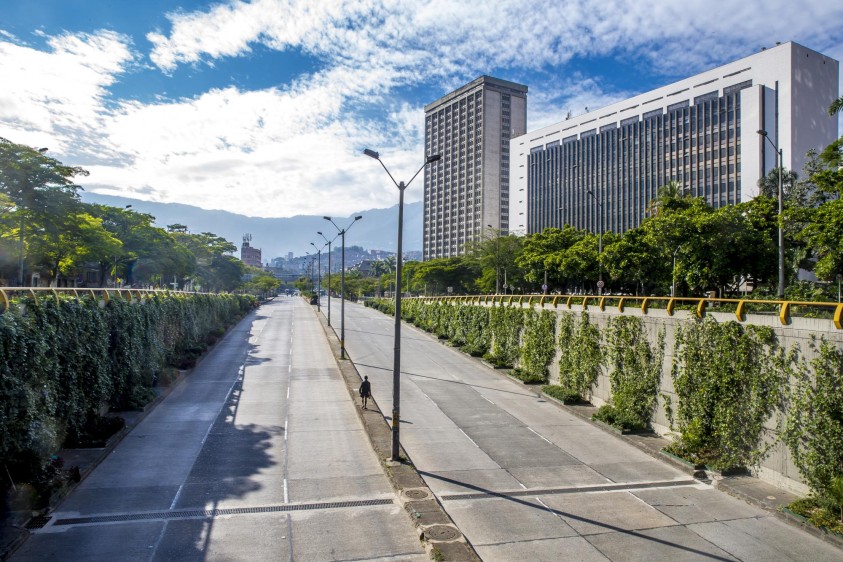 El deprimido vial de la av. San Juan, en Medellín, hizo honor a esa palabra: “deprimido”, por causa de la soledad y el poco tráfico vehicular, comparado con su cotidianidad. FOTO Juan Antonio Sánchez