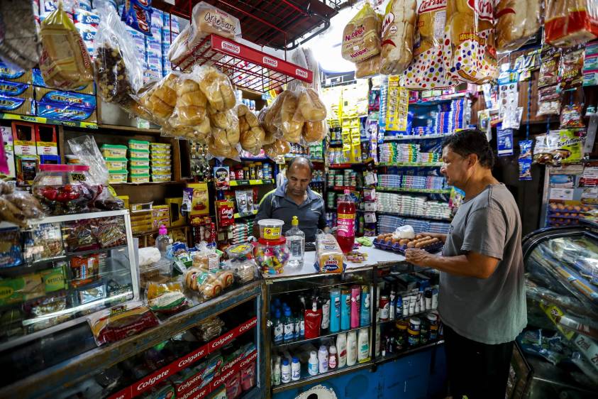 Fenalco y varias empresas de alimentos y bebidas lanzaron campaña para beneficiar a 214.000 tiendas de barrio en Colombia. Foto Jaime Pérez
