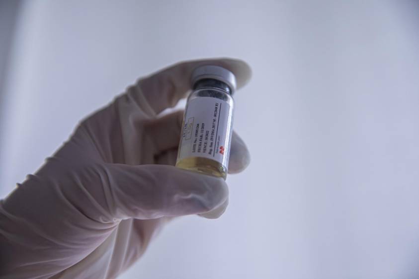 Investigadores muestran un nuevo modelo para suministrar la potencial vacuna que priorizaría la reducción de las muertes prematuras. FOTO carlos alberto velásquez