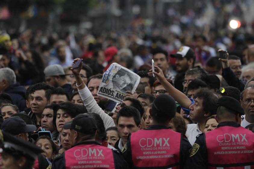 Las filas son interminables para homenajear al divo de Juárez. FOTO AP