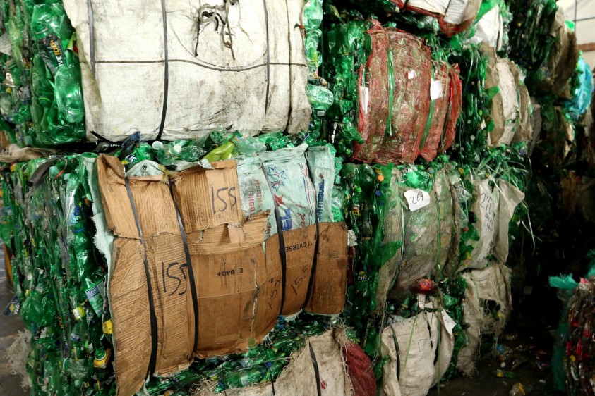 Este es el proceso de reciclaje en la planta de procesamiento de pet reciclado de Socya, en La Estrella. Las pacas son separadas, molidas y embaladas como insumo industrial. FOTOS Donaldo zuluaga