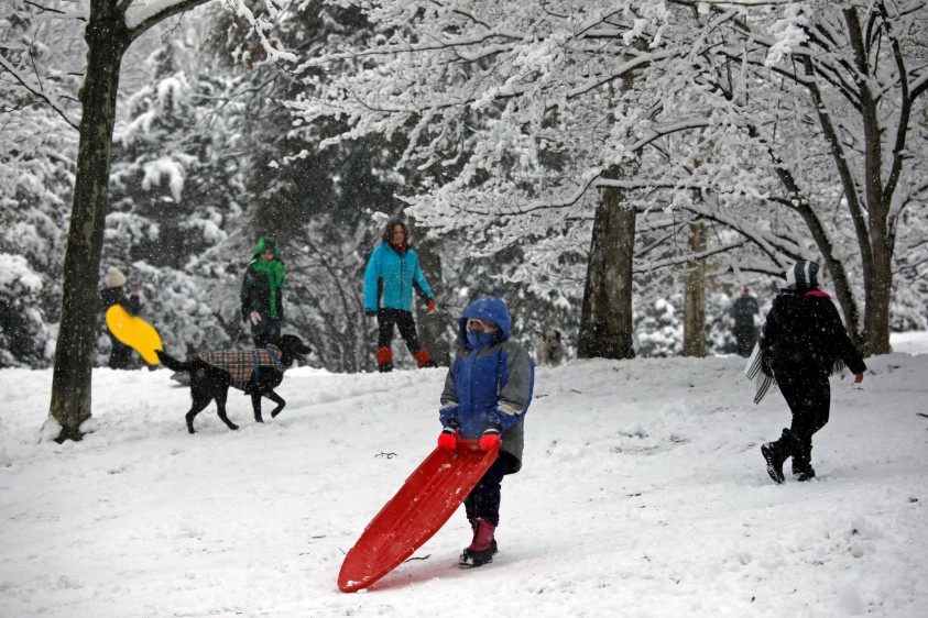 Personas esperan para lanzarse sobre la nieve. FOTO: AFP