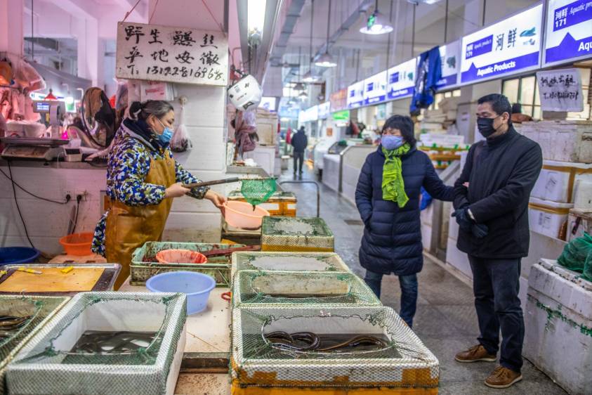 El pasado 14 de abril y tras finalizar la cuarentena, los mercados de alimentos en Wuhan, donde es común la venta de carne de animales silvestres, reabrieron sus puertas. FOTO Getty