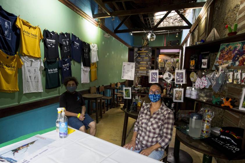 El Guanábano se transformó temporalmente en una tienda de productos artesanales. También vende licores a domicilio y para llevar. 