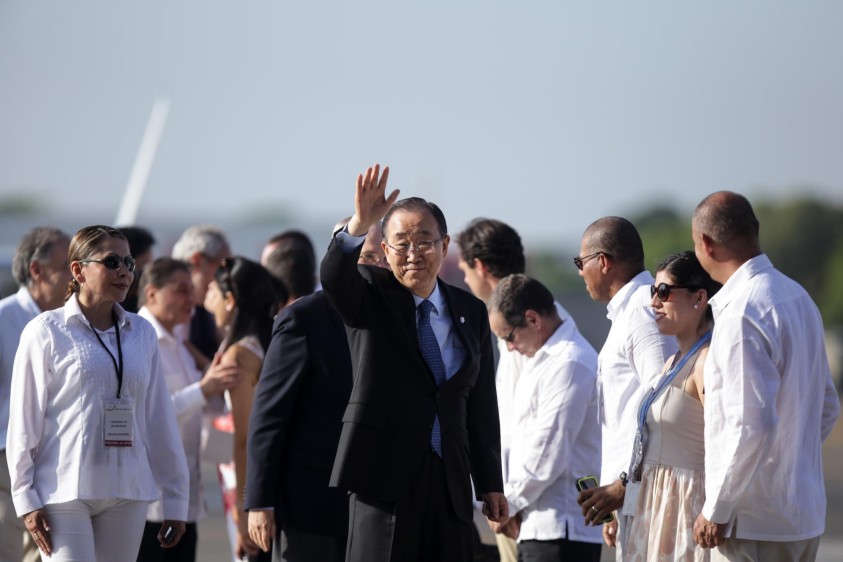 Antes de la ocho de la mañana de este lunes llegó a Cartagena el secretario general de la ONU, Ban Ki-Moon, quien será el testigo de honor y el primer orador que intervenga en el acto central a las 5:00 p.m., de la firma de los acuerdos entre el Gobierno y las Farc. FOTO COLPRENSA