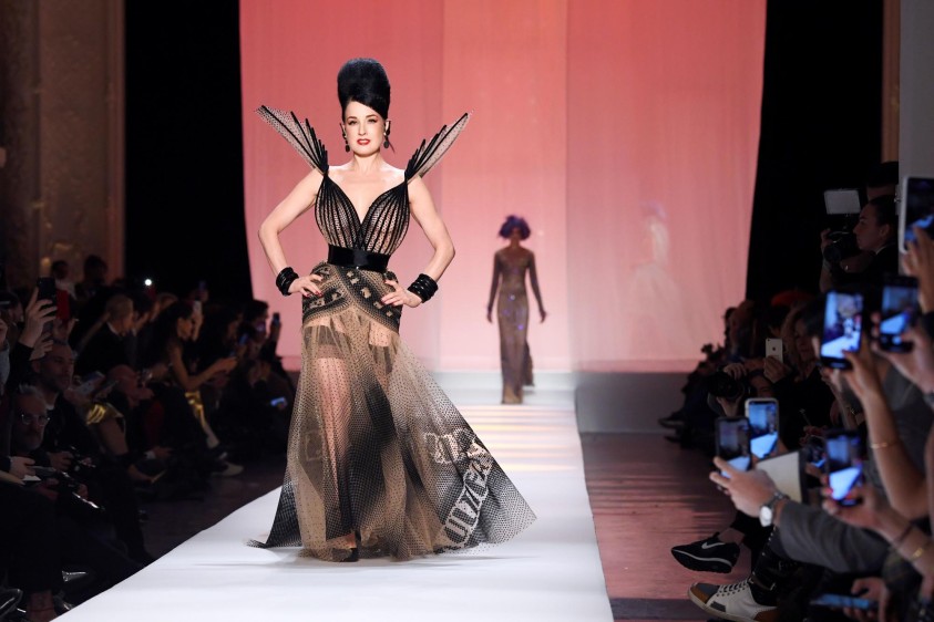 La actriz estadounidense Dita Von Teese presenta una creación de Jean-Paul Gaultier durante el desfile de modas de la colección Primavera-Verano Haute Couture 2019 en París. Foto: AFP
