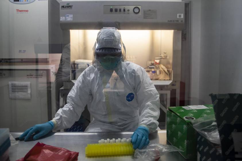 Según Hoyos, parte de la estrategia nacional Prass, liderada por la Gerencia del Coronavirus, fue emulada de los protocolos de seguimiento y pruebas de Antioquia. FOTO esteban vanegas