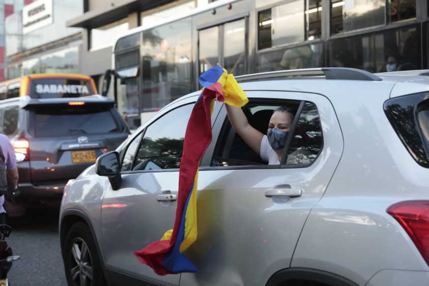 Grupos de ciudadanos se citaron para apoyar al expresidente Uribe tras la decisión de la Corte Suprema. FOTO CARLOS VELÁSQUEZ