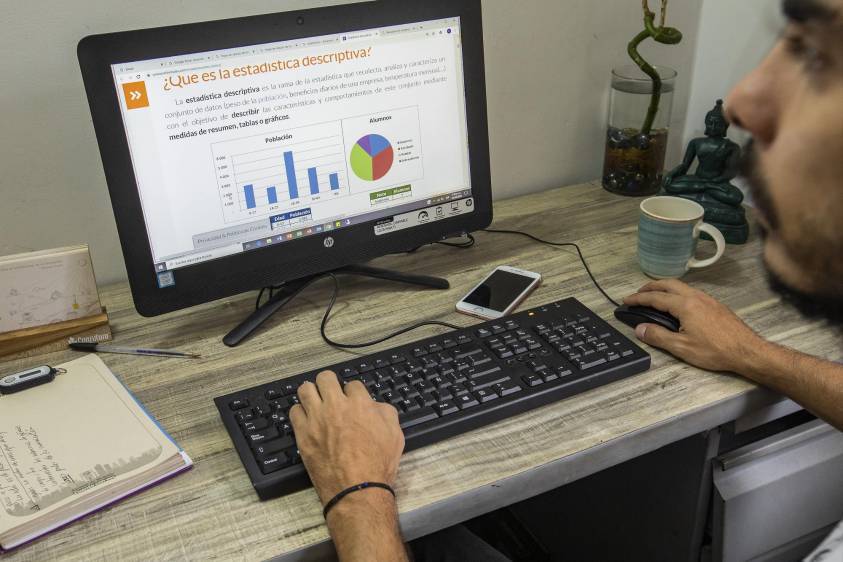 El proyecto de ley contempla auxilios para el pago de internet o energía, y pide a las ARL promover la salud física y mental en esta modalidad. Foto: Carlos Alberto Velásquez