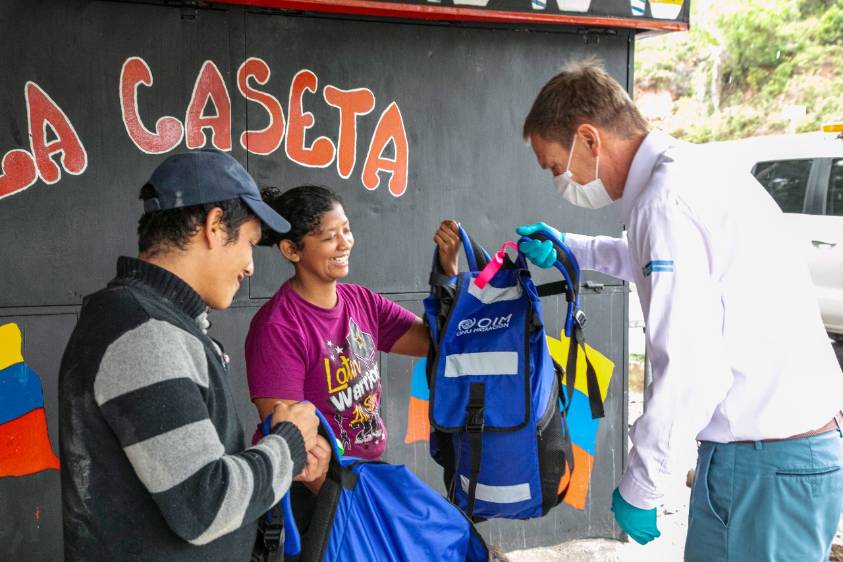 En la vía Bogotá - Girardot se reparten donaciones para migrantes. Así #DeEstaSalimosJuntos FOTO CORTESÍA MINTRANSPORTE