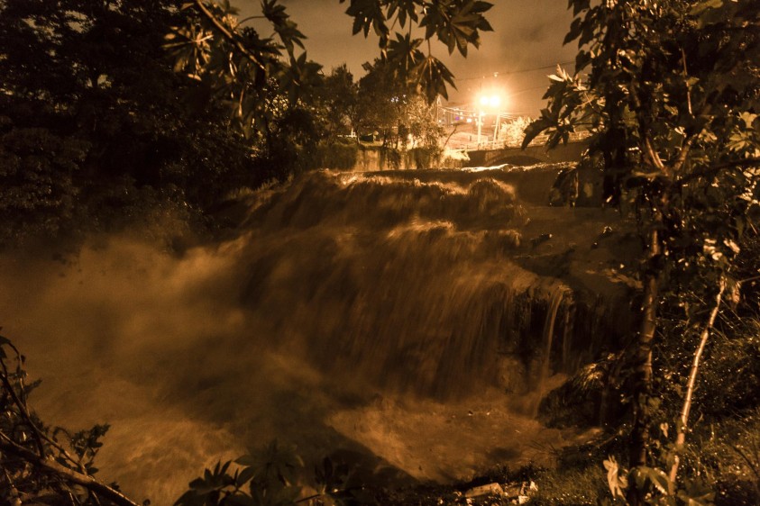 Así caía con fuerza el agua de la quebrada antes de pasar por el barrio. FOTO CAMILO SUÁREZ