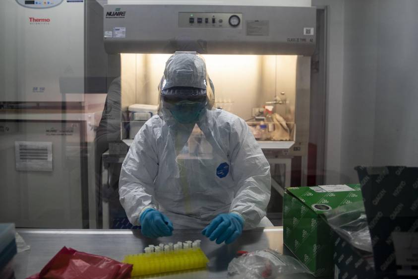 La focalización de las pruebas en sectores que preocupan, especialmente en Villavicencio, La Dorada o Cali, también influyen en el aumento de casos, pues allí el virus pudo proliferarse, como sucedió en la cárcel de la capital del Meta. FOTO Esteban Vanegas