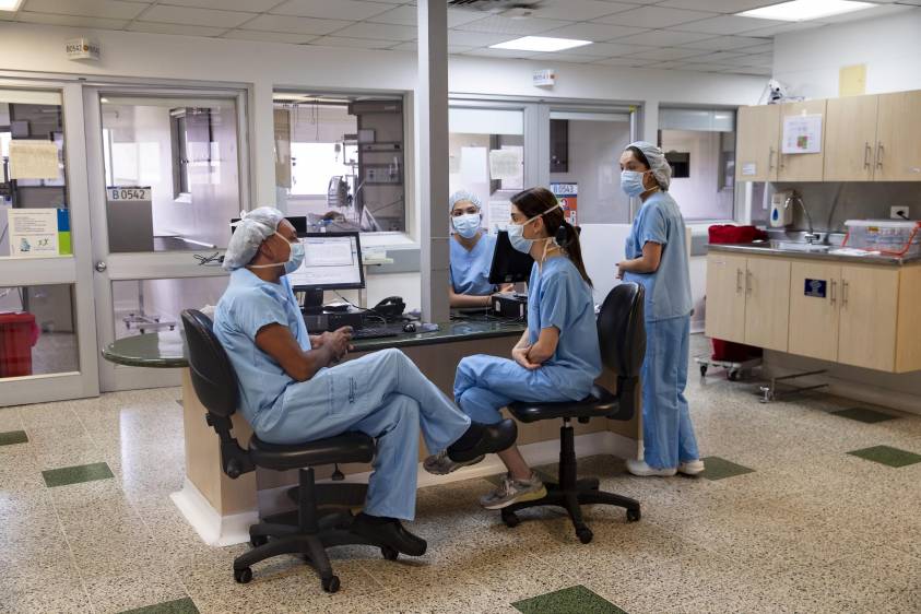 ISA indicó que con su aporte se contribuirá con la protección del personal de salud en diferentes hospitales del país, a través de kits médicos. Foto Esteban Vanegas