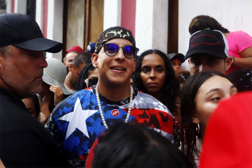 El reguetonero Daddy Yankee acude este lunes a la manifestación frente a La Fortaleza, sede del Ejecutivo, en San Juan, Puerto Rico. FOTO EFE