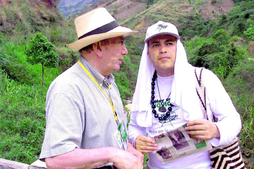 Guillermo Gaviria Correa, gobernador de Antioquia y Gilberto Echeverri Mejía, asesor de paz de la Gobernación de Antioquia. FOTO ARCHIVO